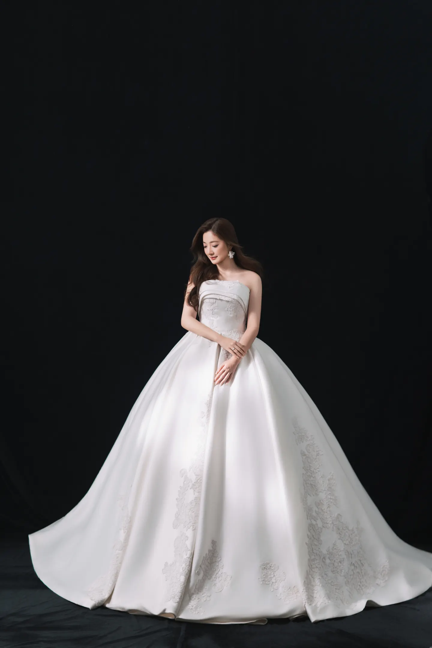 任晓静的婚纱礼服照