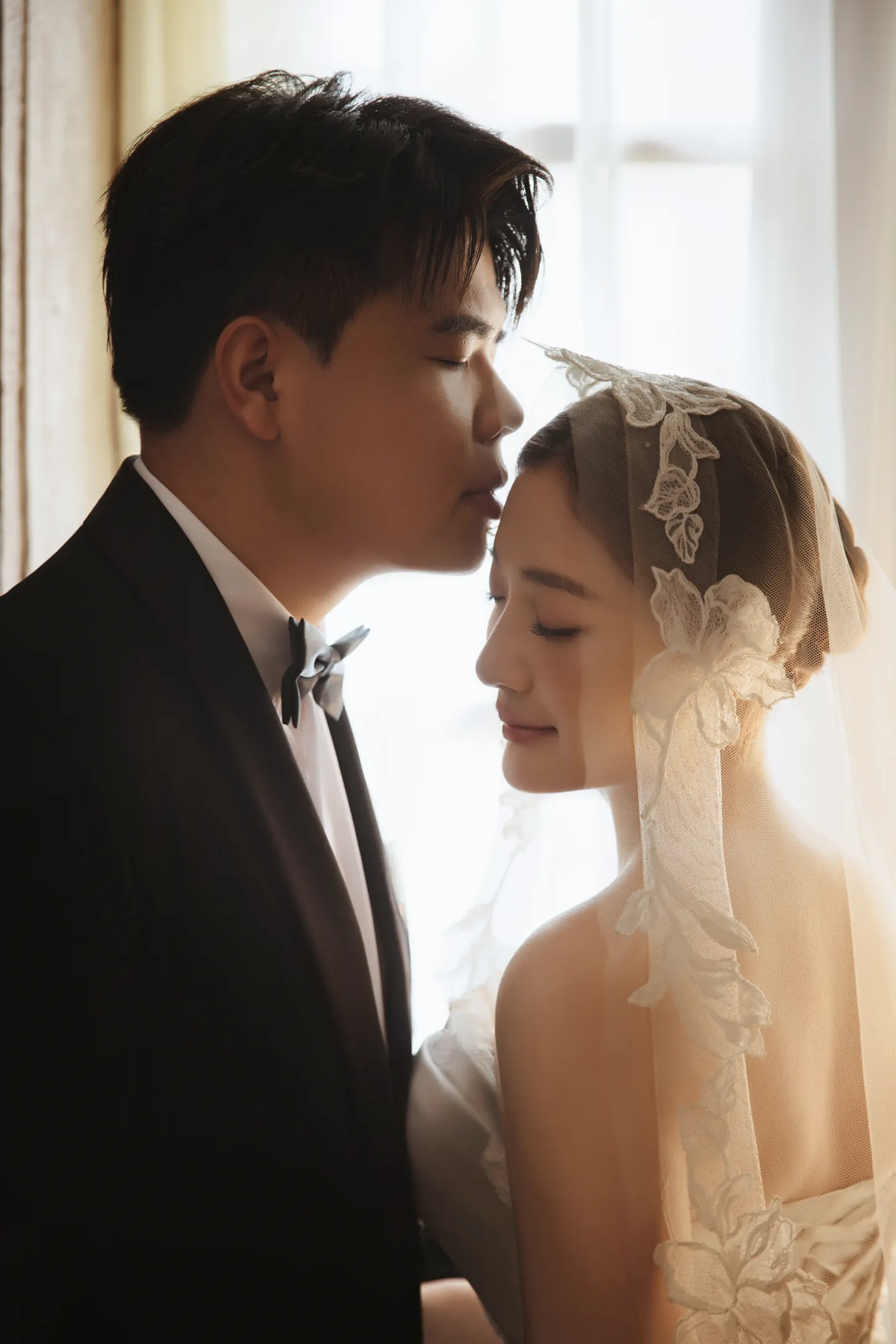 徐航亲吻任晓静额头的婚纱照