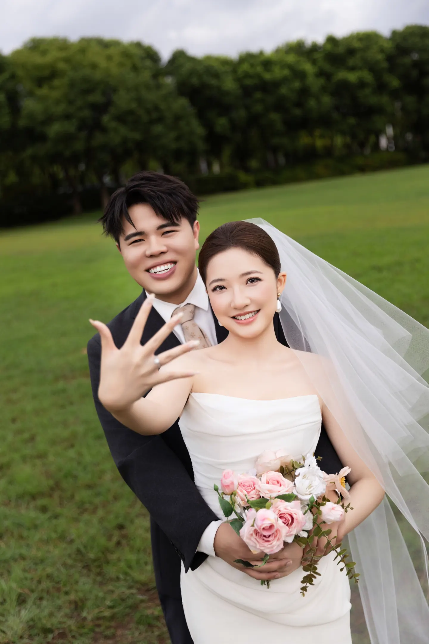 徐航与任晓静在草坪上的婚纱照